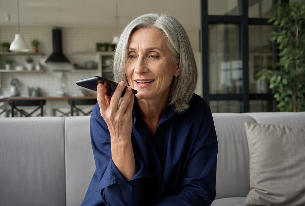 Ältere Frau spricht entspannt in ihr Smartphone